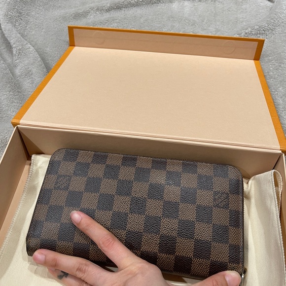 Authentic lv wallet for men - Picture 8 of 9